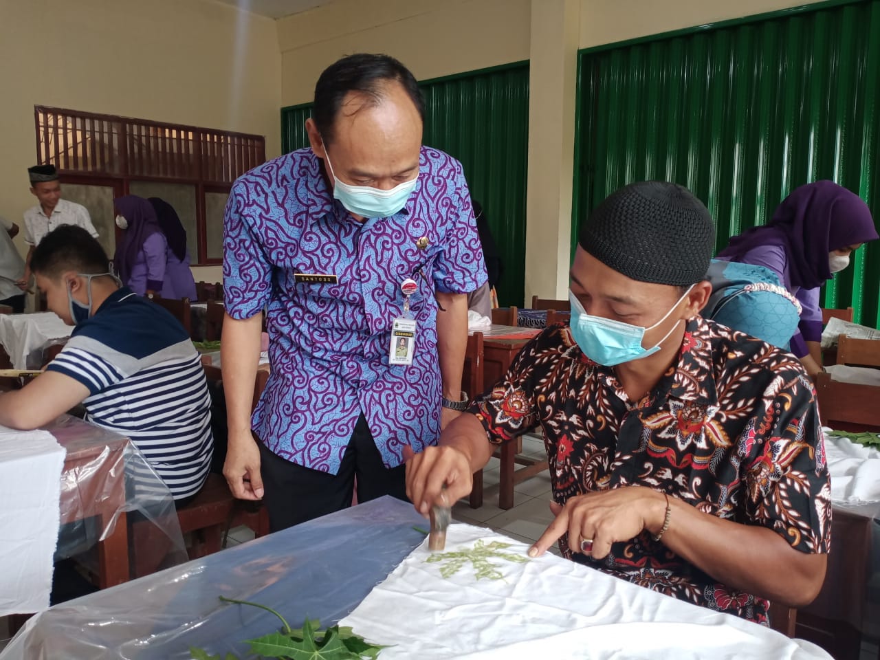 Tingkatkan Ekonomi Warga, SMK Negeri 1 Sayung Ajari Warga Membatik Teknik Echopounding