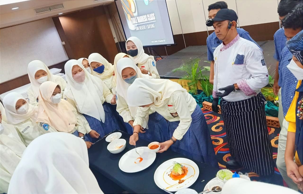 Program Keahlian Kuliner SMKN 1 Sayung, Belajar Food and Beverage Service Langsung dari Hotel